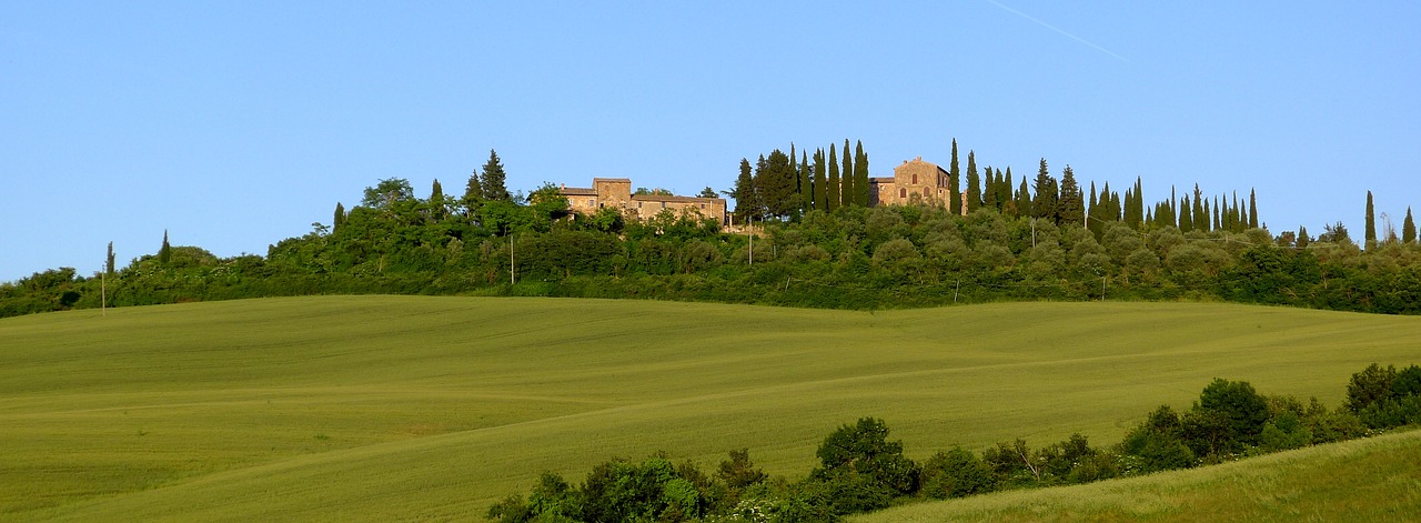 toscana hills farmhouse free photo