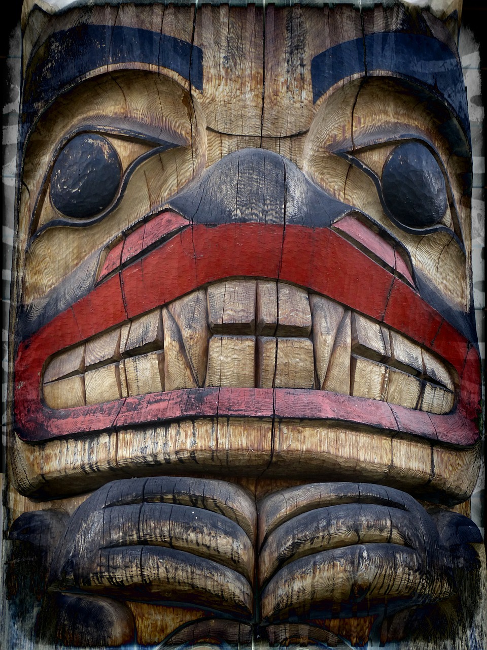 totem pole grunge wooden pole free photo