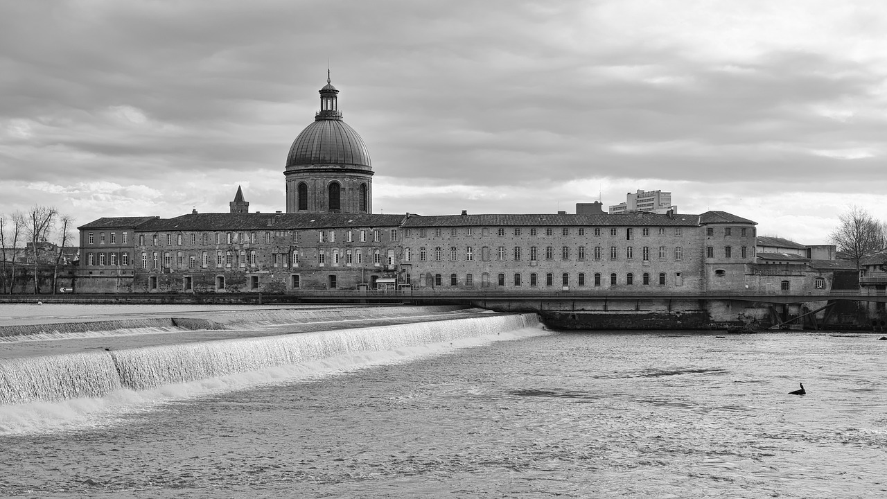 toulouse  the ford of the bazacle  garonne free photo