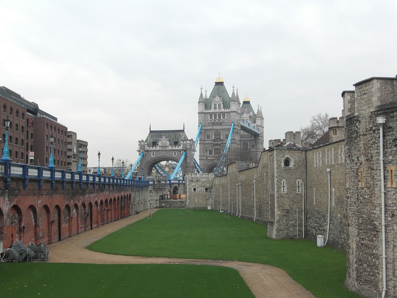 tower of london fortress tower bridge free photo