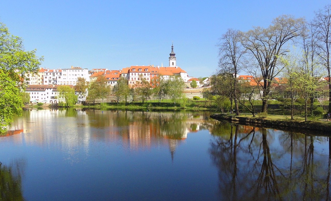 town panorama  czechia  water free photo