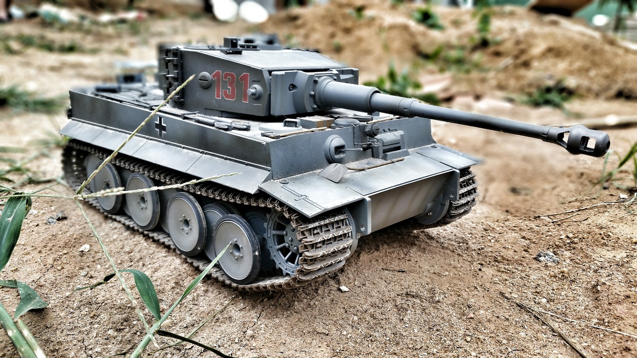 toy tank battle free photo