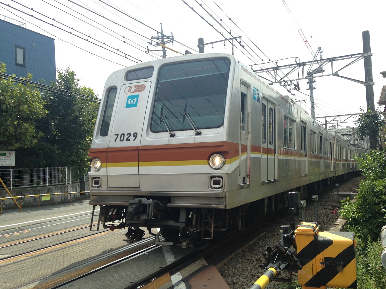 toyoko electric train lead vehicle free photo
