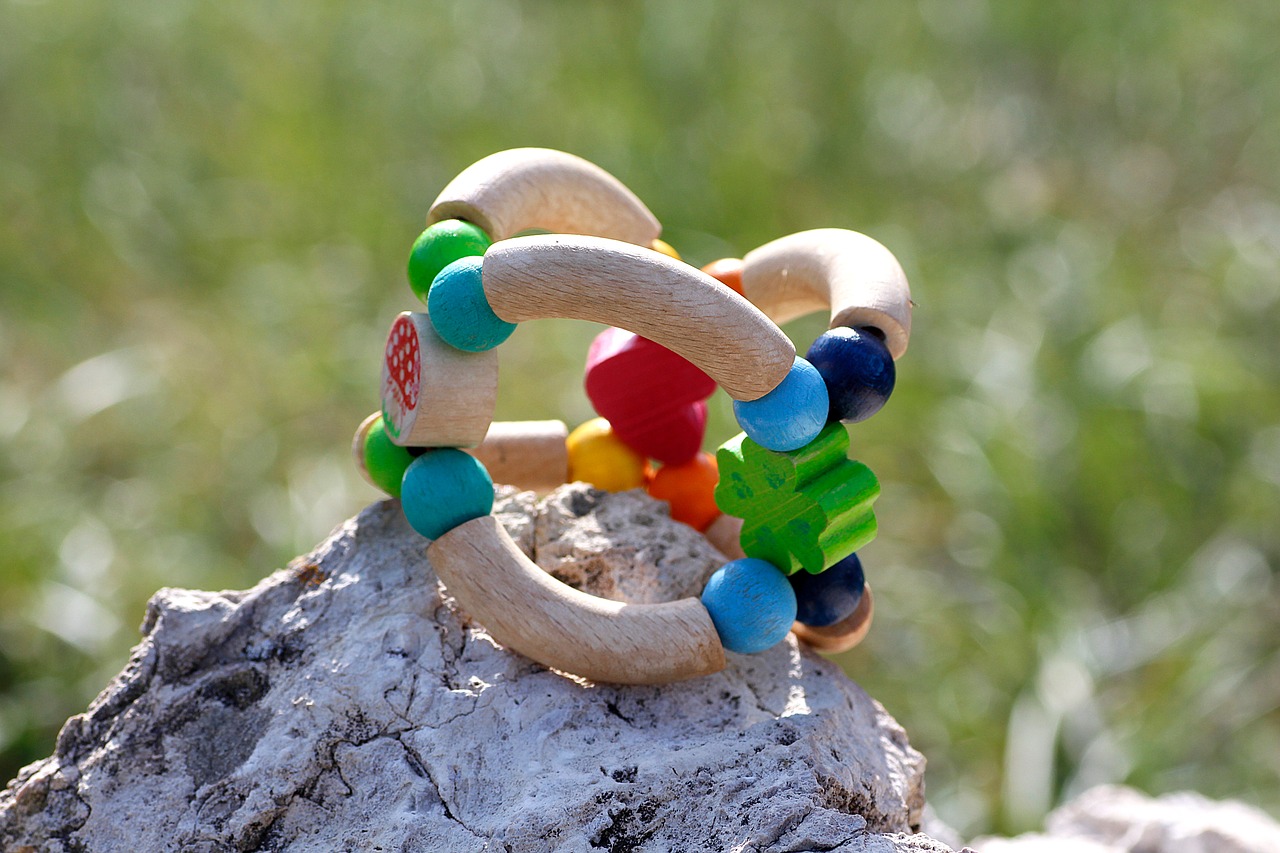 Игрушка на деревянном кольце. Кольца деревянные для детей. Детские игрушки из деревянных колец. Каменные игрушки.