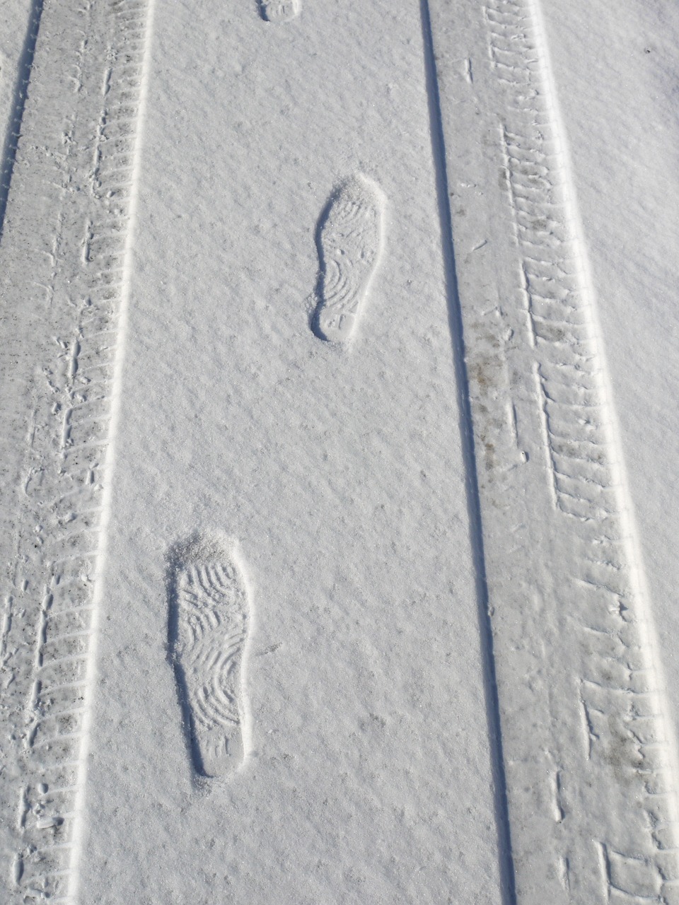 trace footprint snow free photo