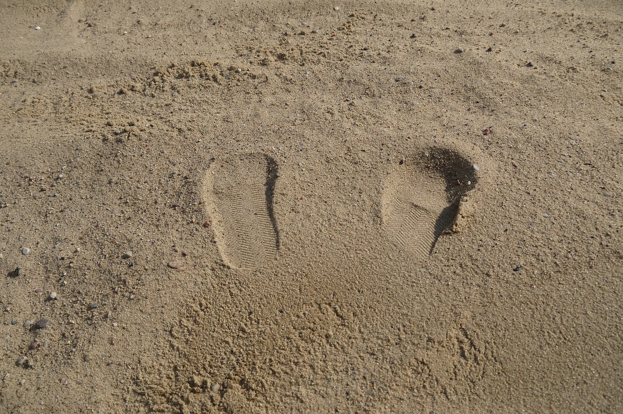 traces feet sand free photo