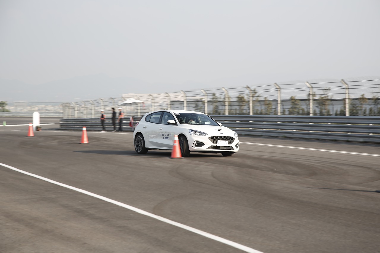 track  race  ford focus free photo