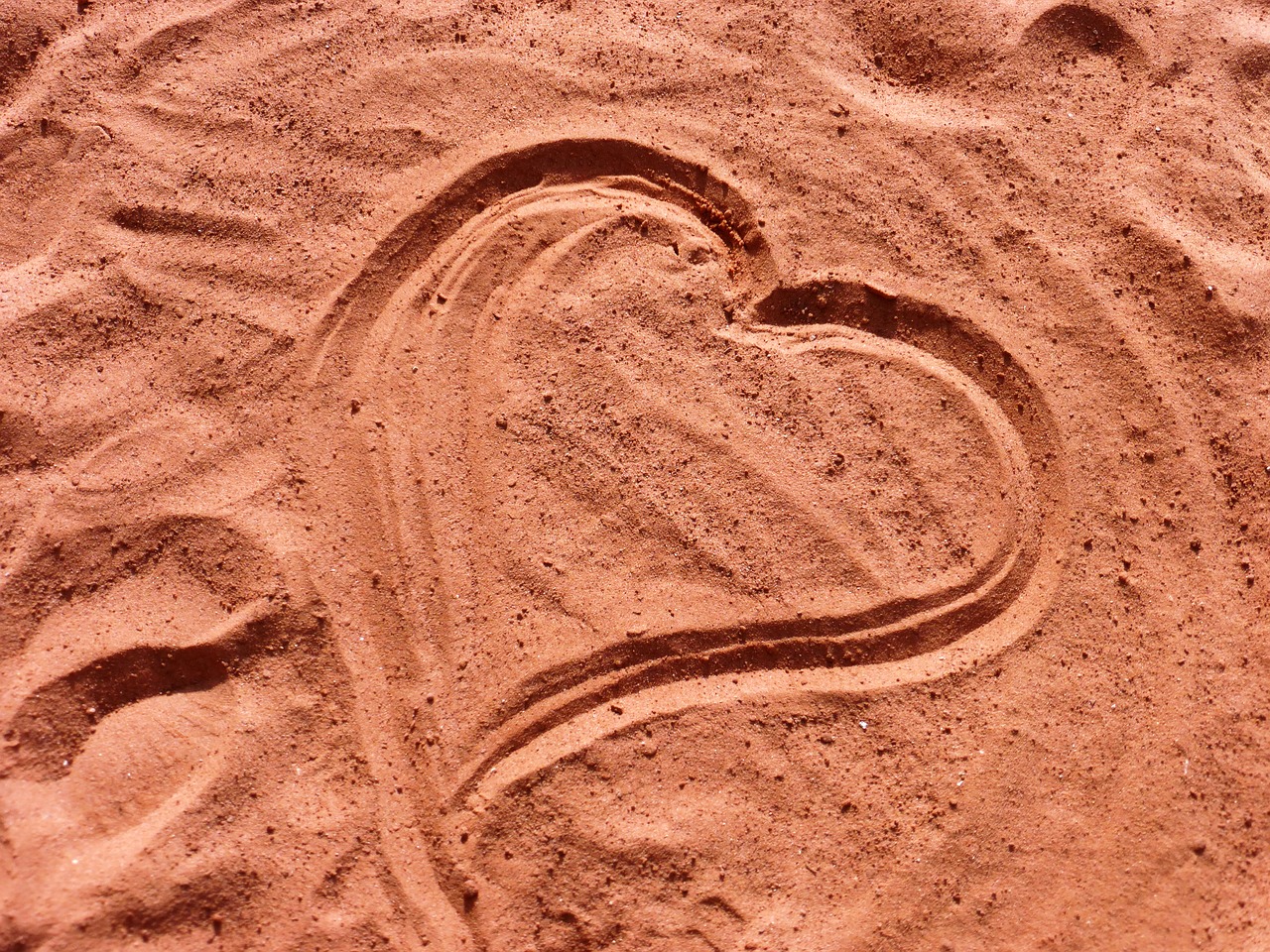 tracks in the sand heart shape love free photo
