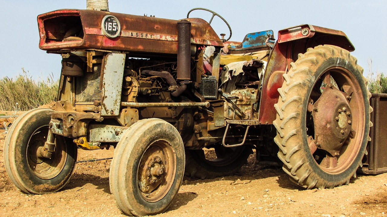 tractor old rusty free photo