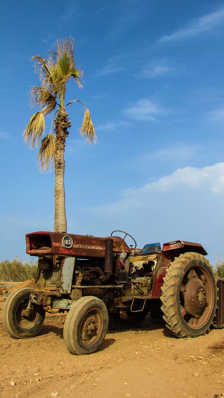 tractor old rusty free photo