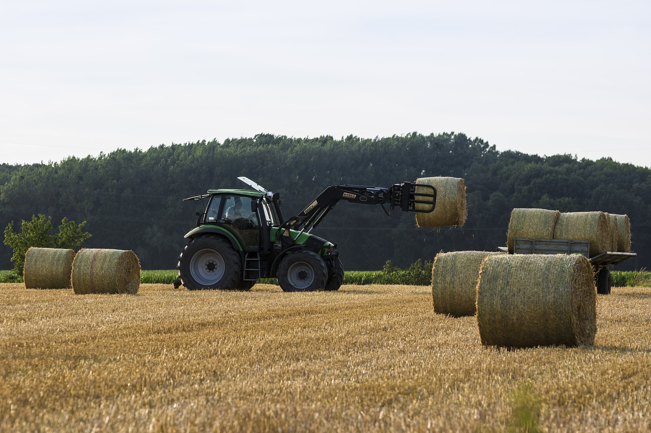 tractor harvest straw free photo