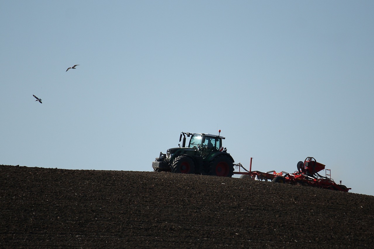 tractor agriculture mark free photo