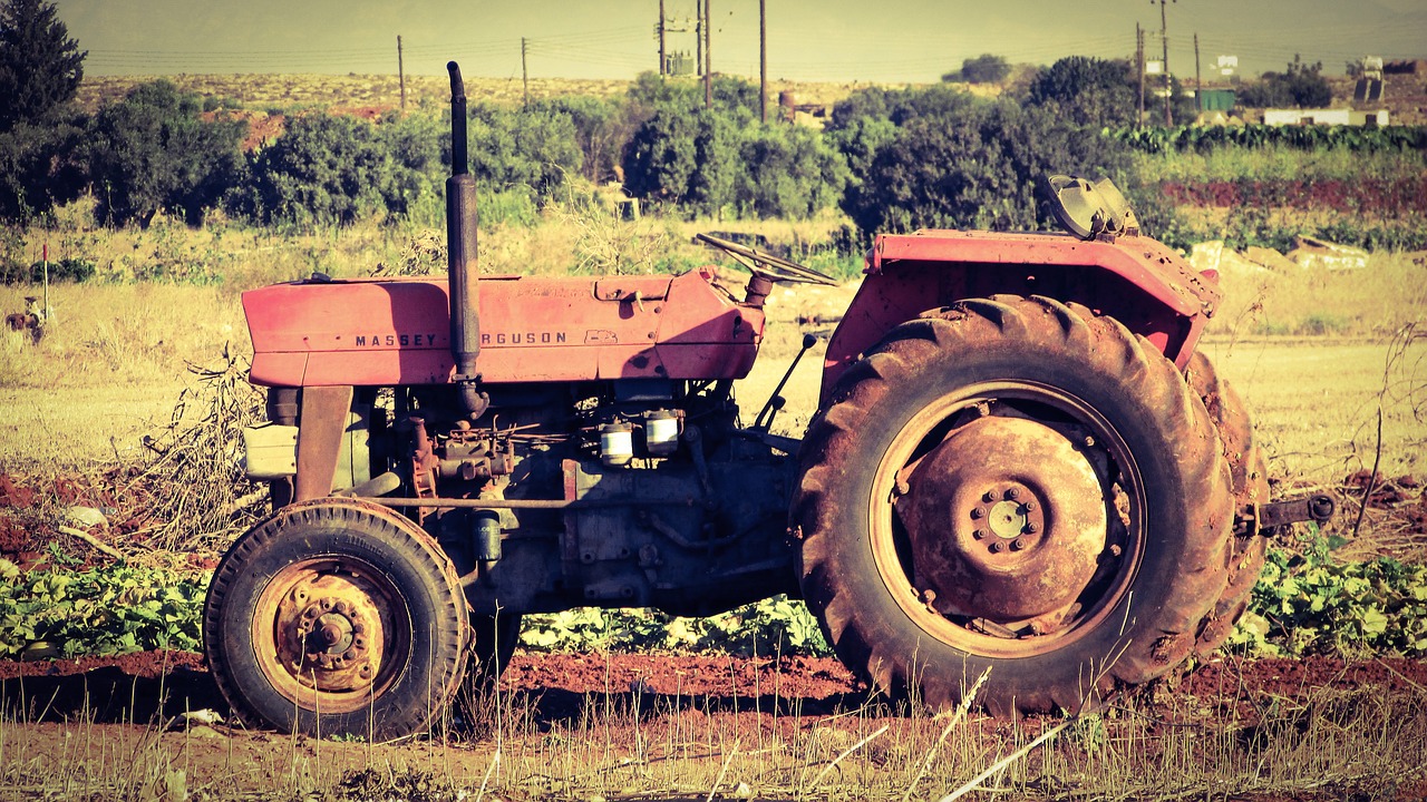 tractor farm countryside free photo