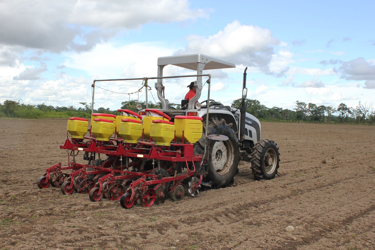 tractor planting cultivation free photo