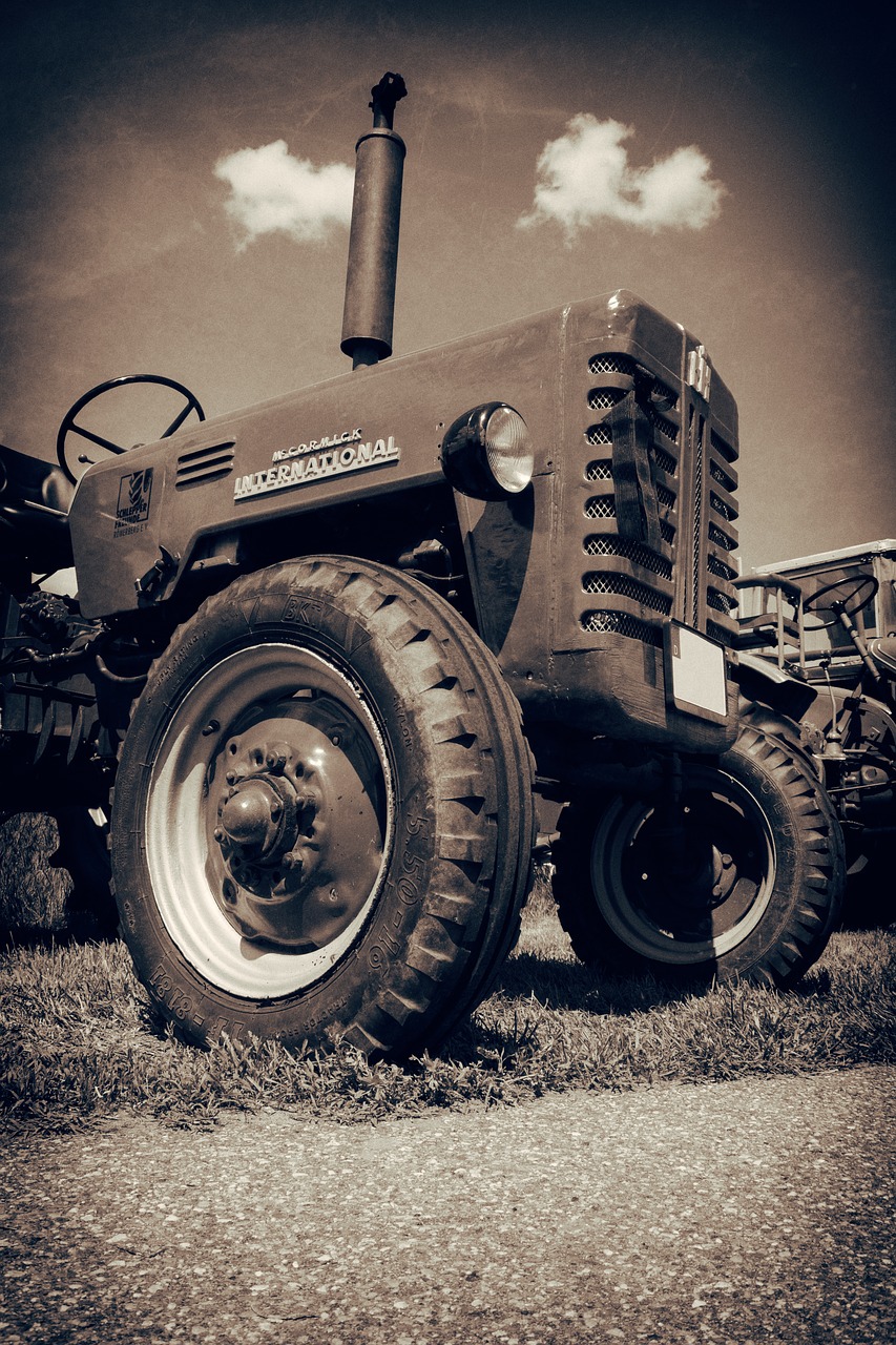 tractor oldtimer old free photo