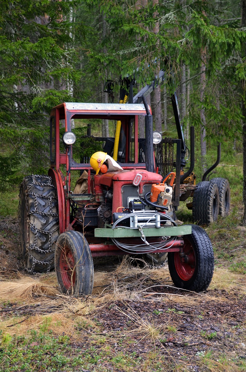 tractor ultervattnet forest free photo