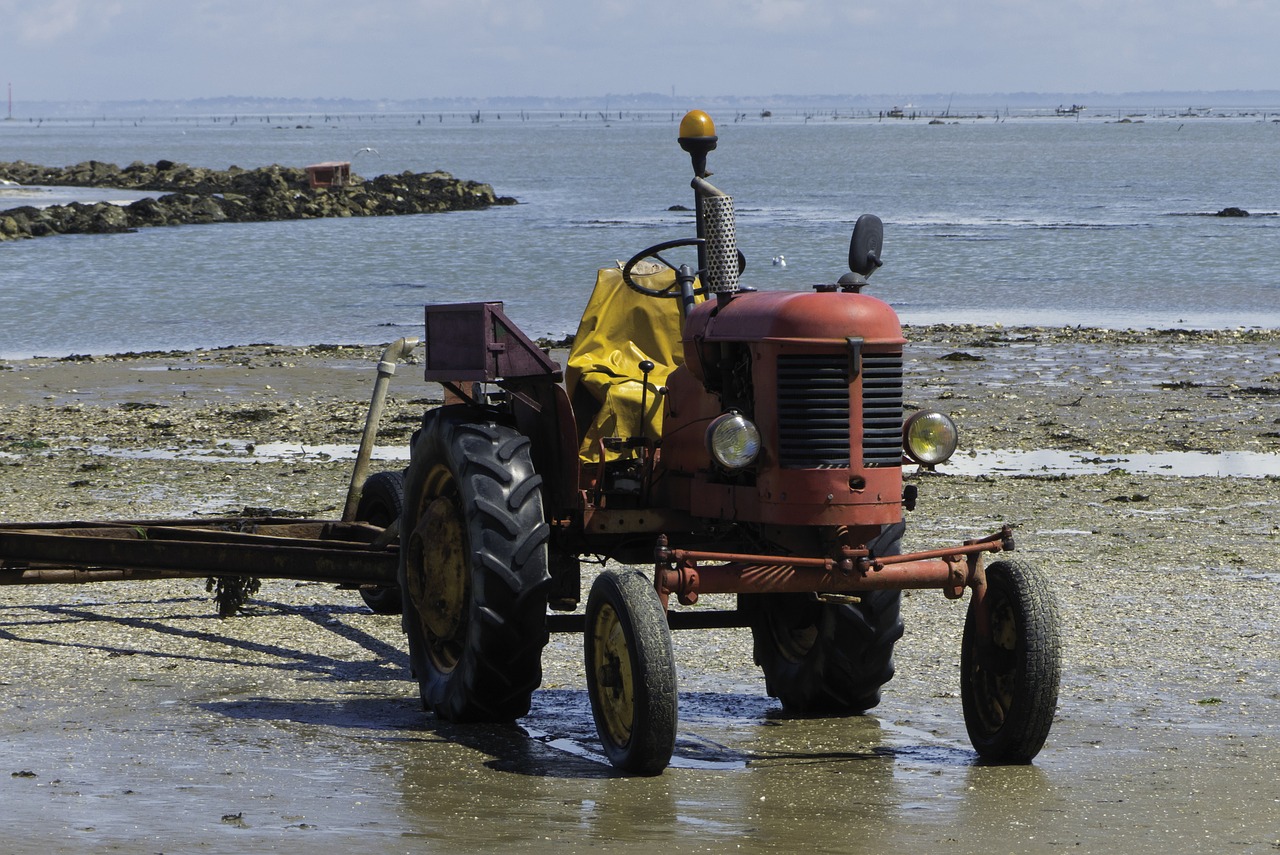 tractor tide-low noirmoutier free photo
