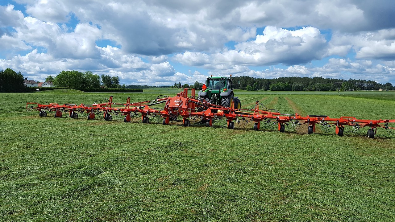 tractor here hay free photo