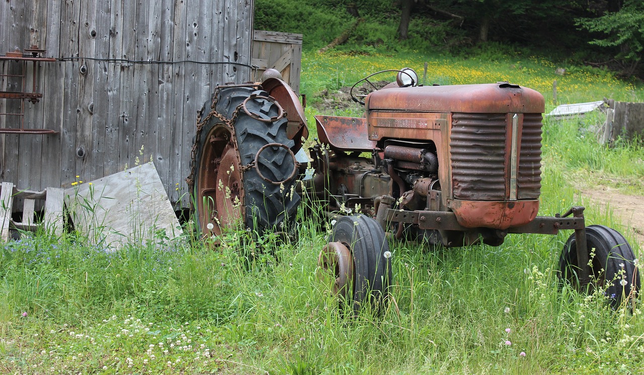 tractor  farm  barn free photo