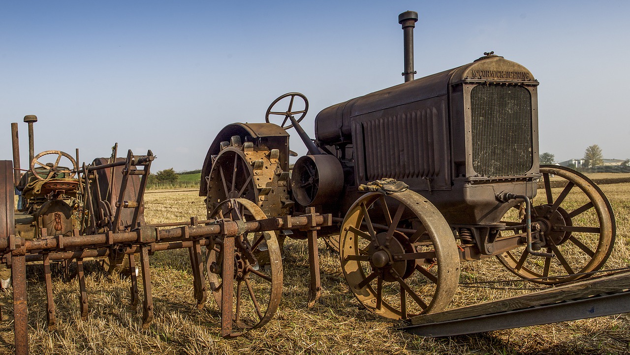 tractor old rusty free photo