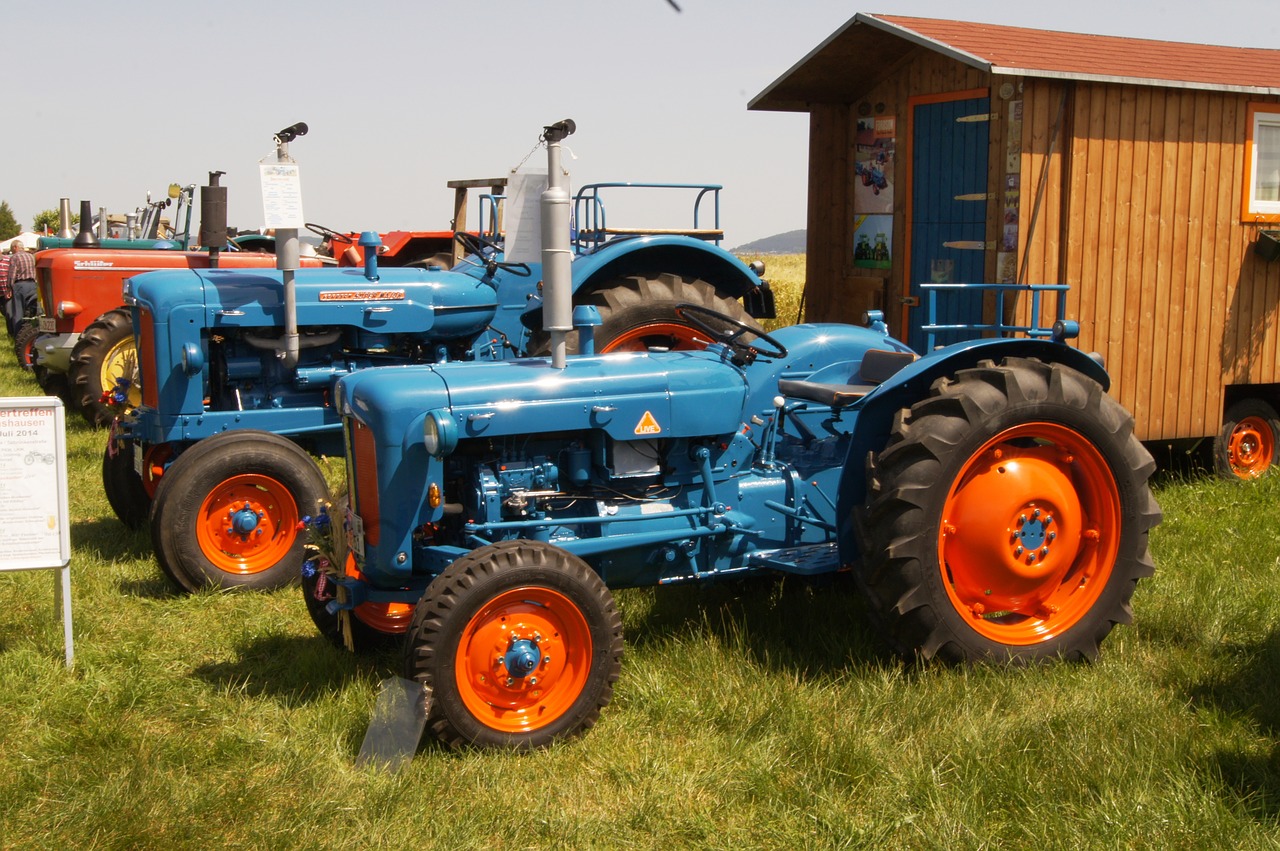 tractors  classic  oldtimer free photo