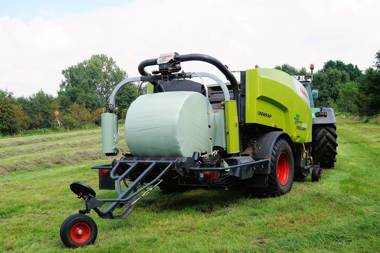 tractors heurundballen round bales free photo