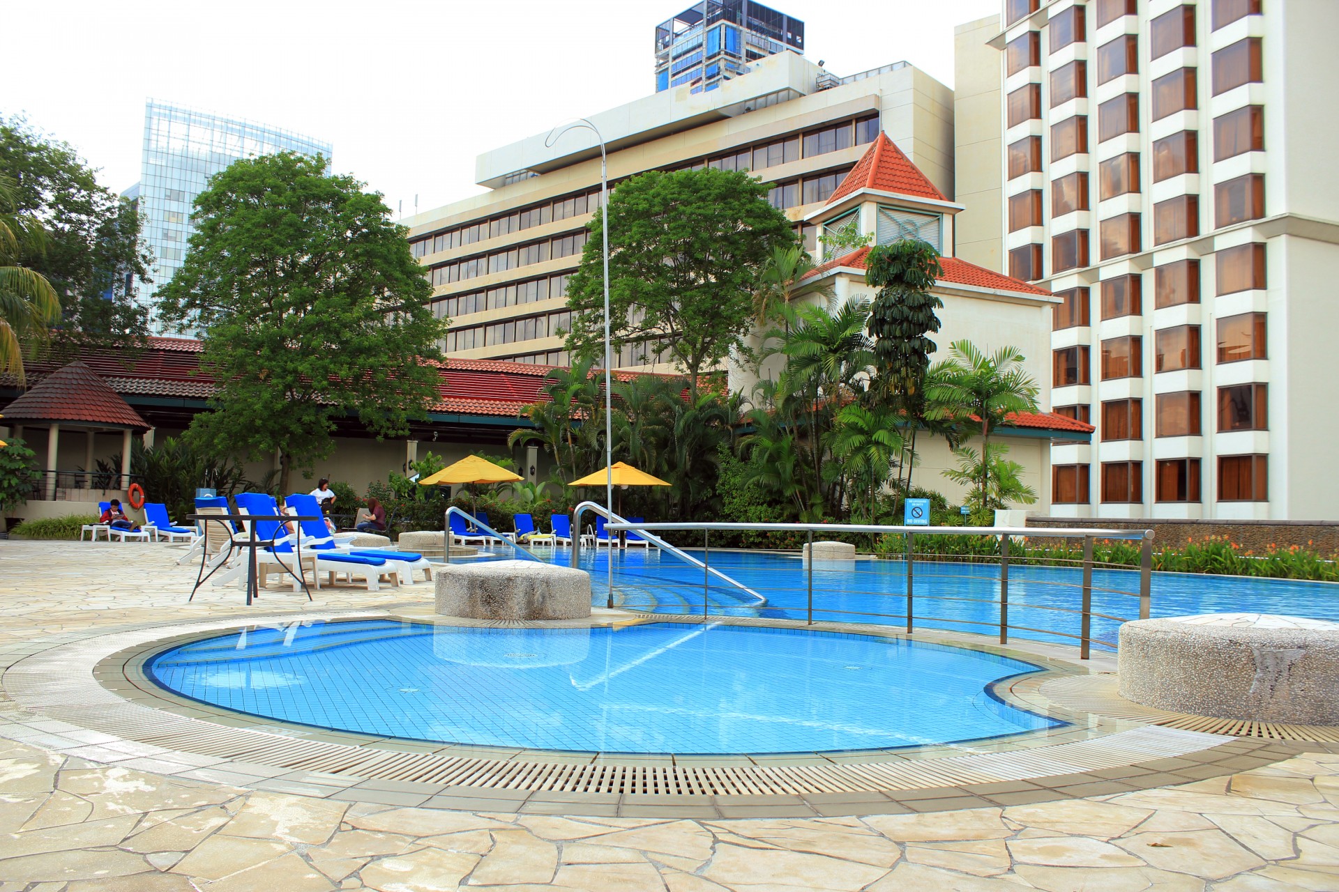 trader's hotel swimming pool hotel pool swimming pool free photo