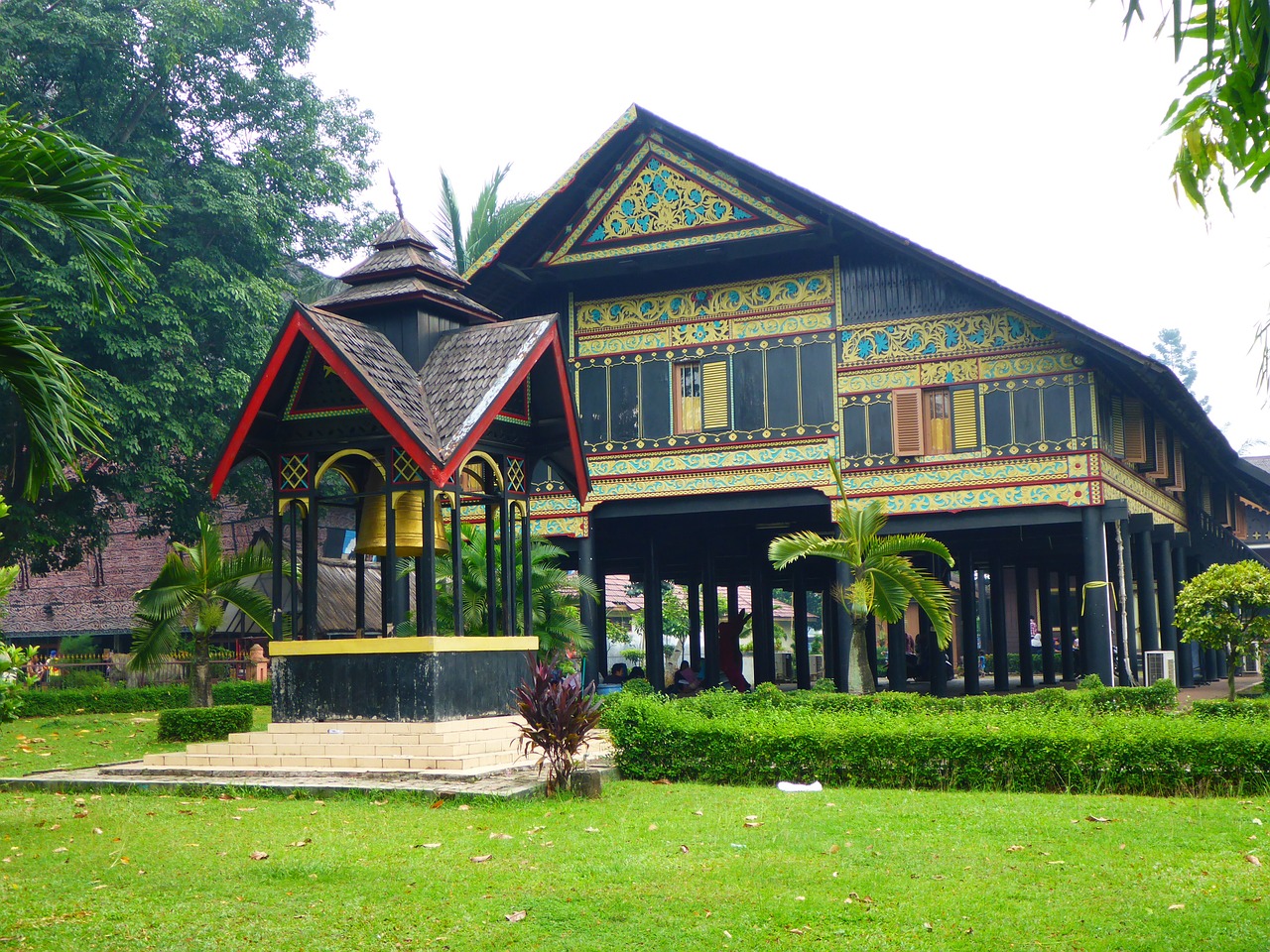 traditional house architecture free photo