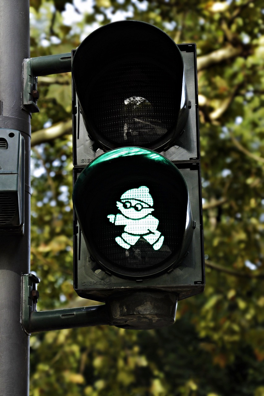 traffic lights  mainzelmännchen  green free photo