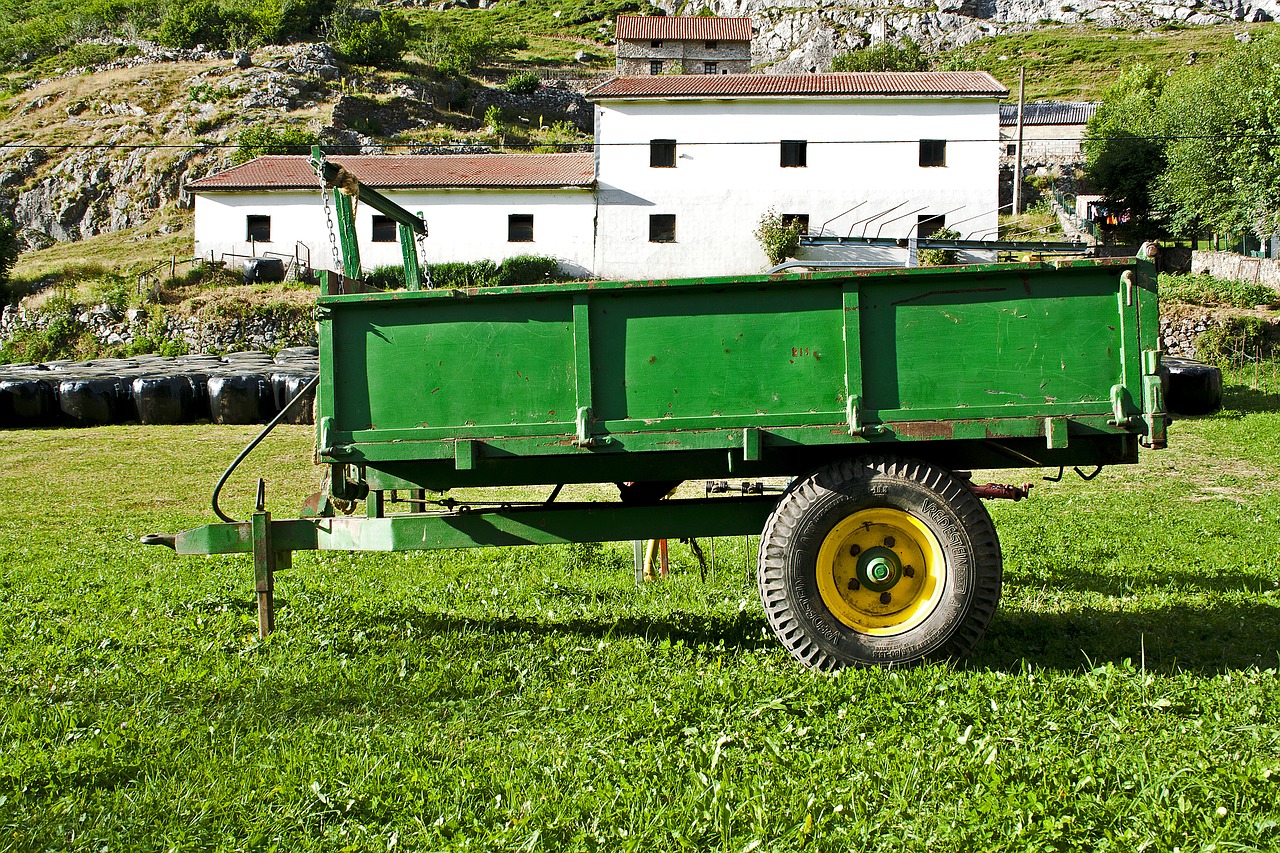 trailer  rural  green free photo