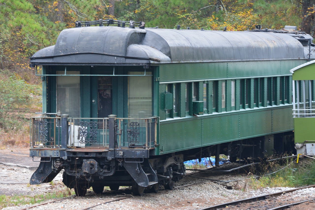 train rustic green free photo