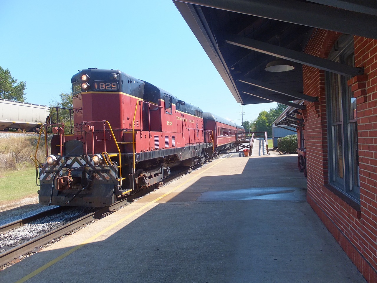 train railway locomotive free photo