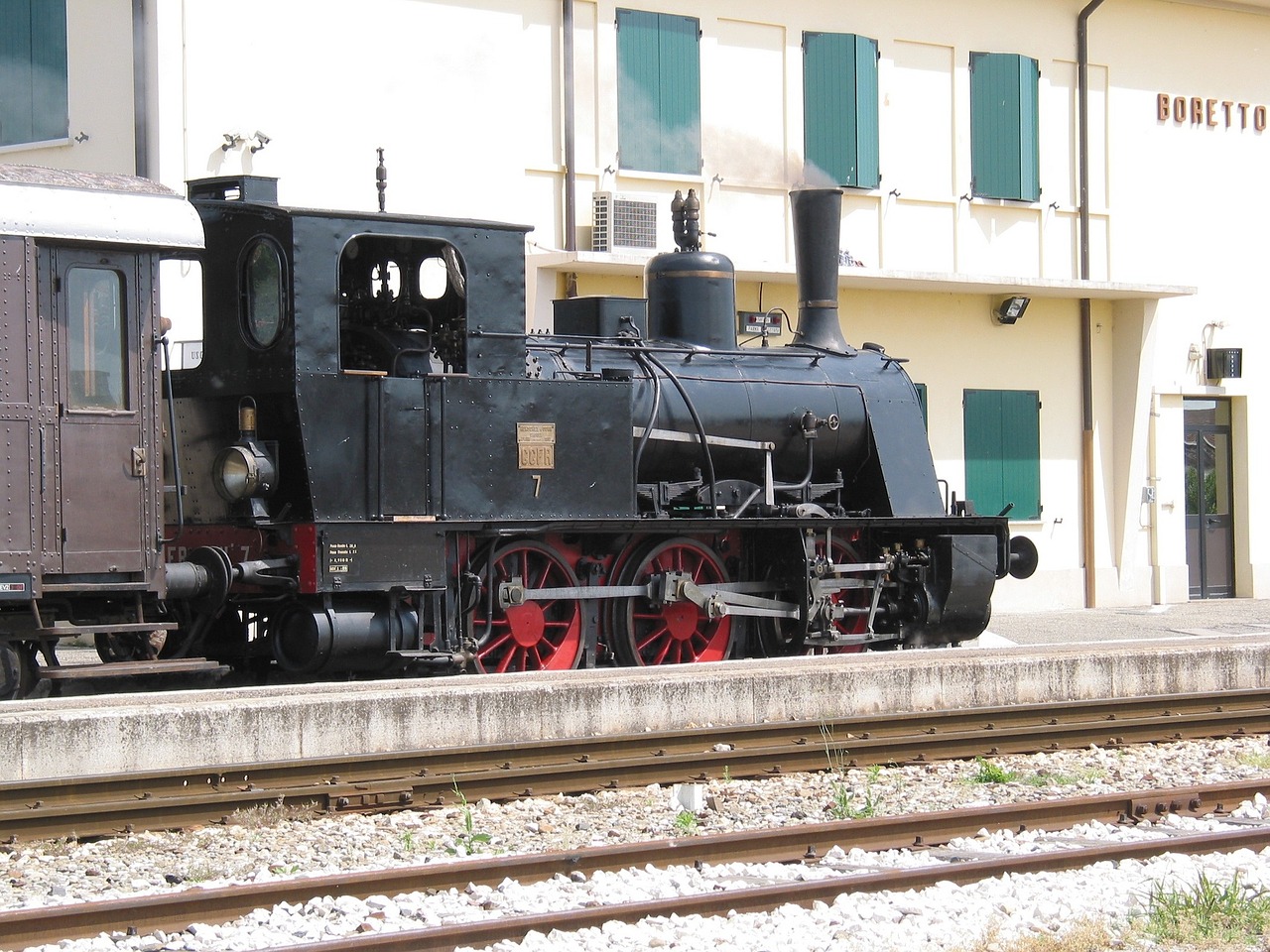 steam train station free photo