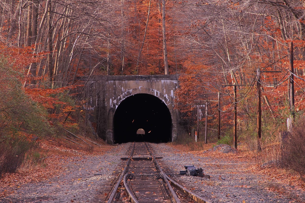 train tunnel fall free photo