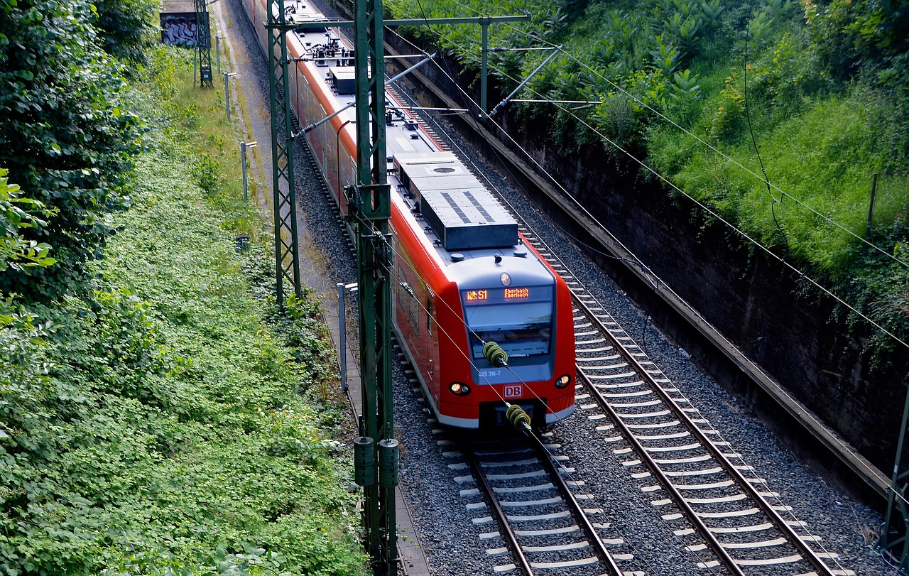 train gleise railway line free photo