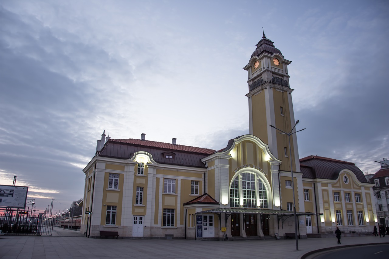 train train station travel free photo