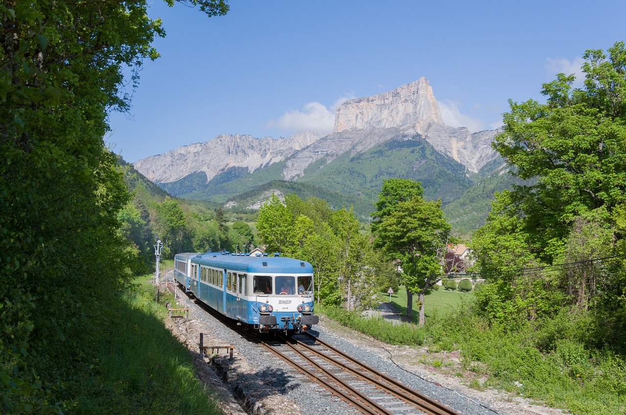 train x2800 railcar free photo