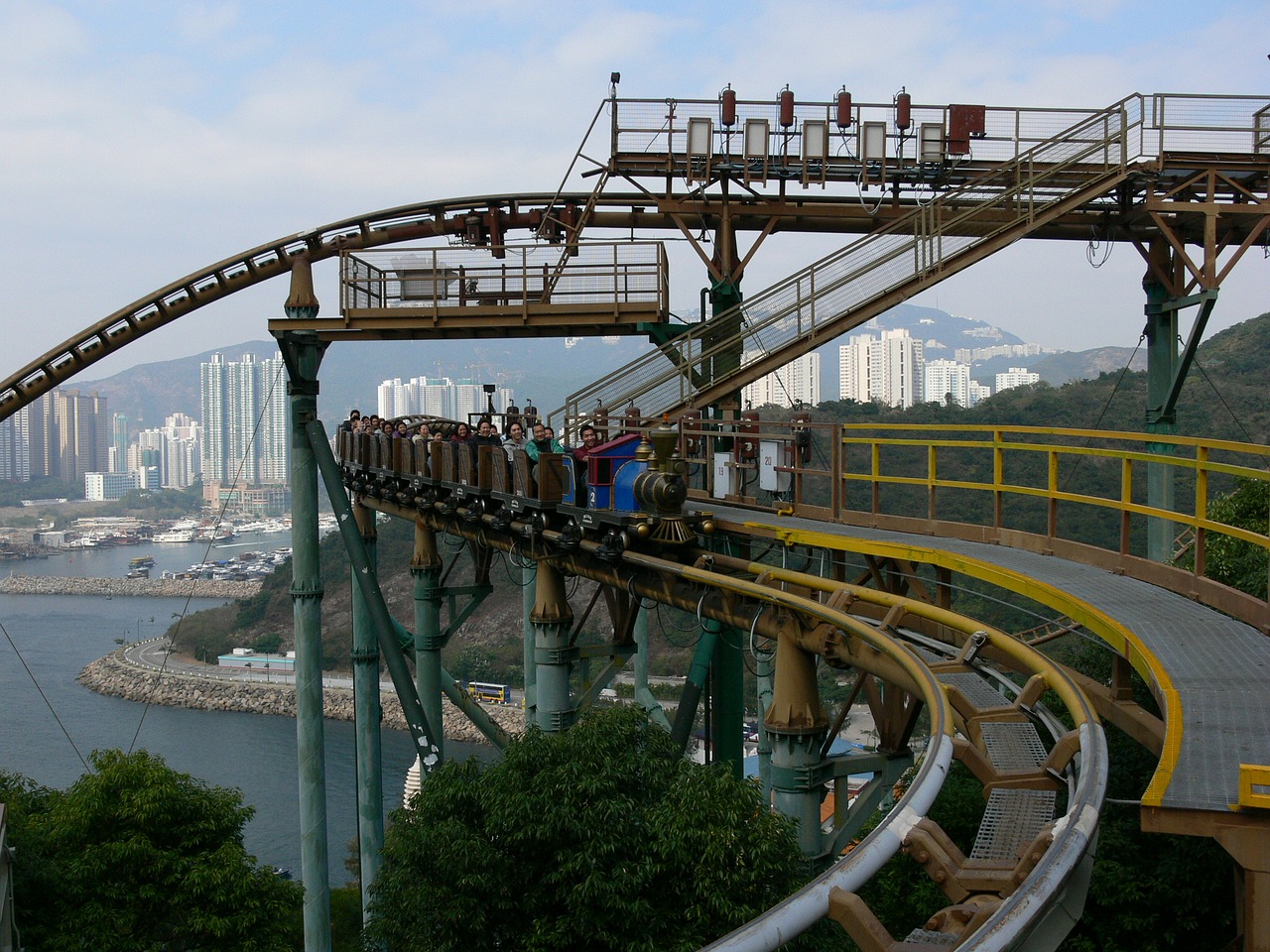 train hong kong amusement park free photo