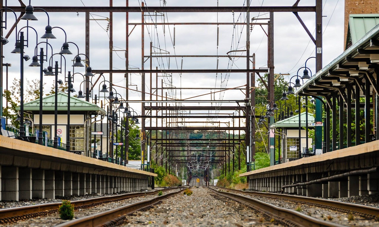 train train tracks perspective free photo