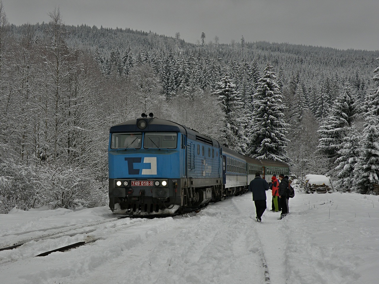 train locomotive winter free photo