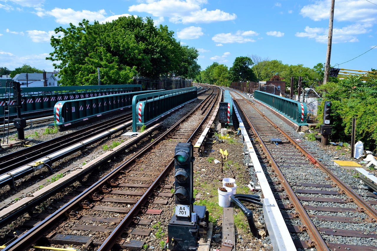 train tracks metro new york city free photo