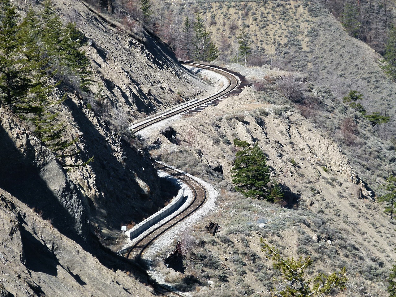 train tracks winding canyon free photo