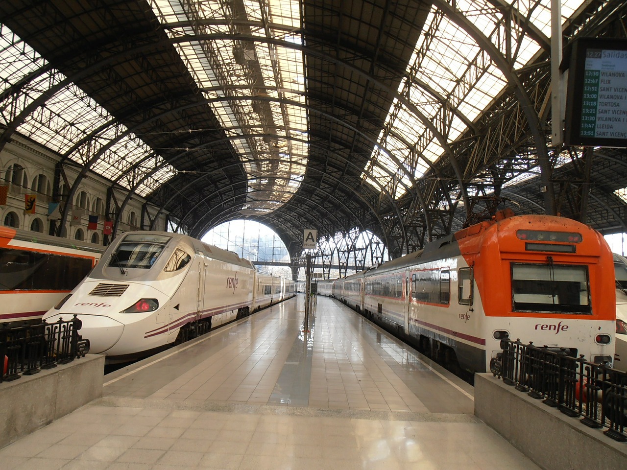 trains barcelona station free photo