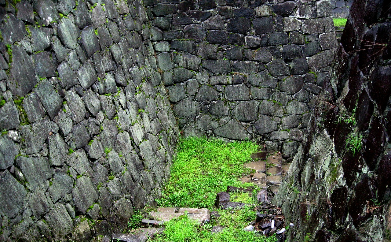 trap  rock  stone wall free photo