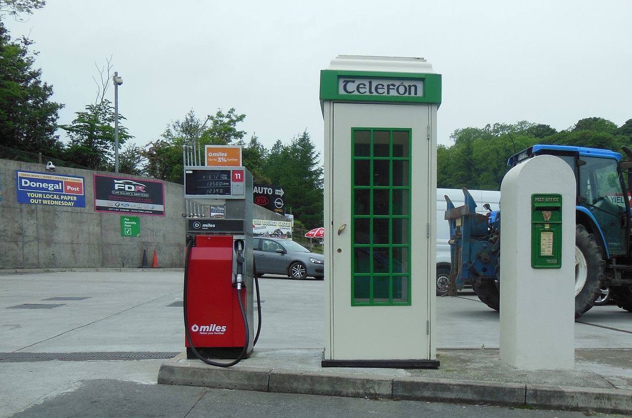 Телефона post. Будка АЗС. Телефоная Бутка на заправке. Телефонная будка в Ирландии. Дорожный знак телефонная будка.