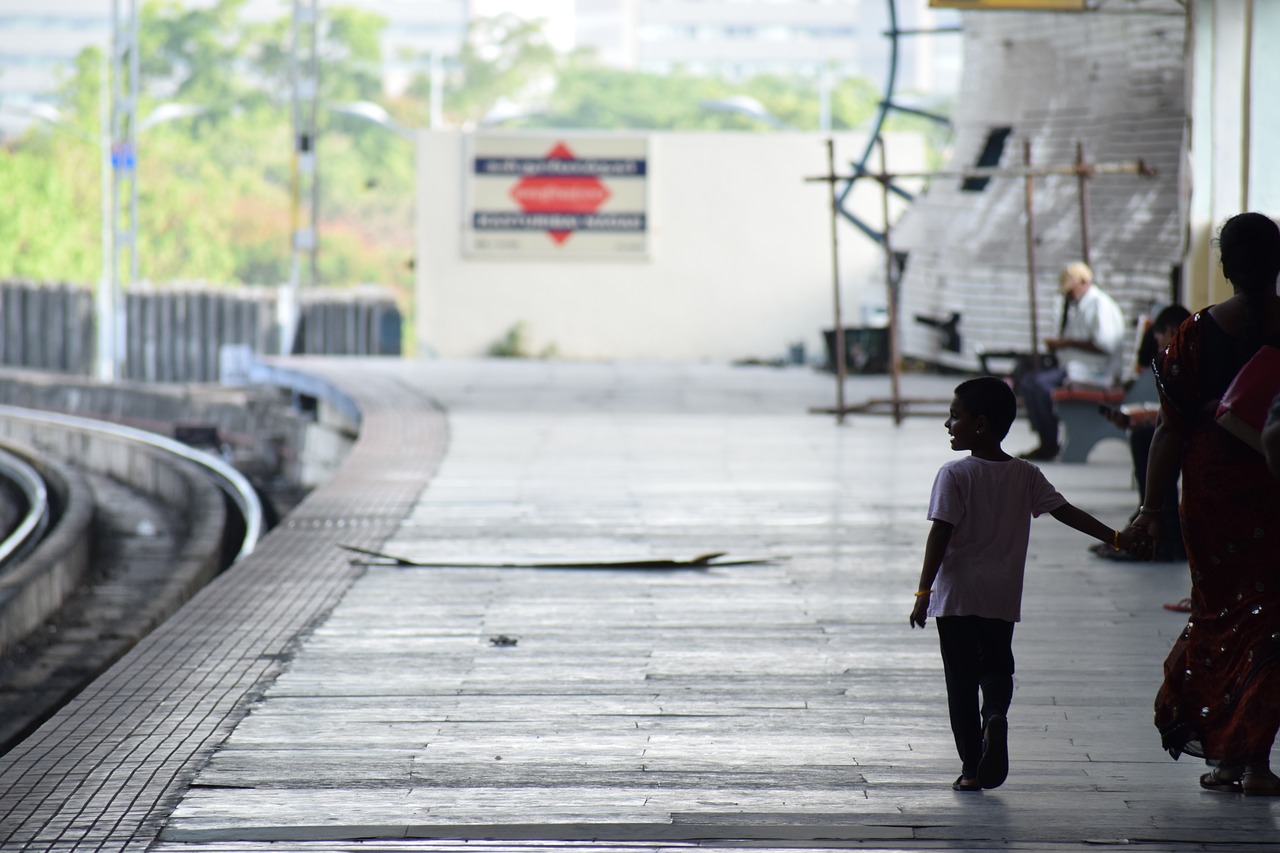 traveller  mom-child  wait free photo