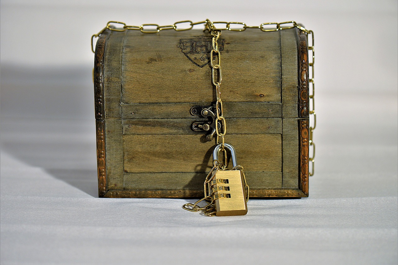 treasure chest chain castle free photo