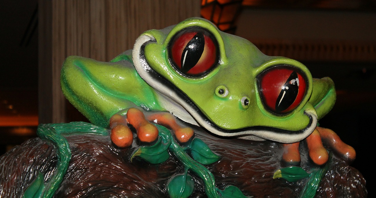 tree frog sculpture free photo