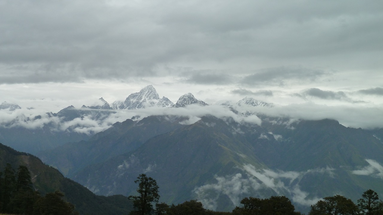 trek himalayas landscape free photo