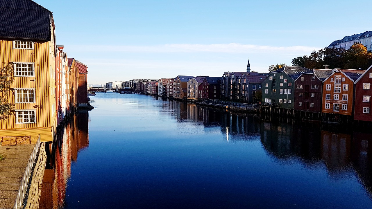 trondheim  river canal  houses free photo